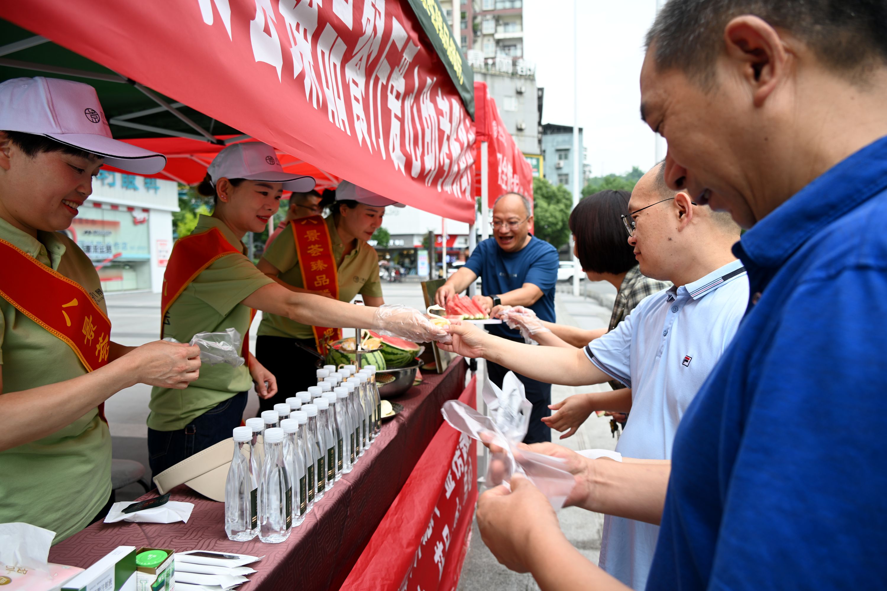 驛”路同行，建始縣總工會聯(lián)動星光天地商圈愛心助考